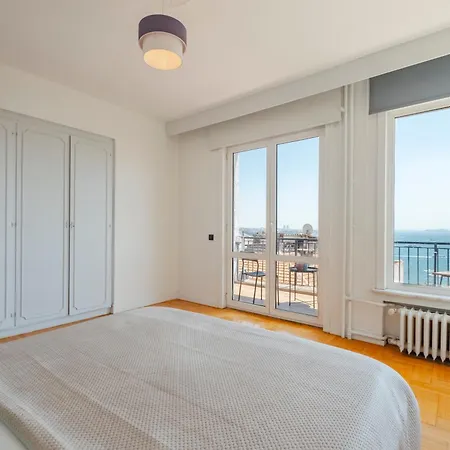Bosphorus View With 5 Bedrooms And Elevator イスタンブール