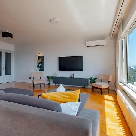 Bosphorus View With 5 Bedrooms And Elevator アパート