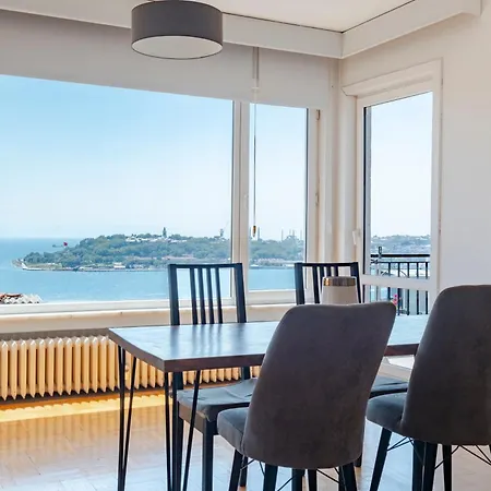 Bosphorus View With 5 Bedrooms And Elevator アパート イスタンブール